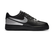 Nike Air Force 1 Low 3M Black, sneaker noire en cuir avec Swoosh argenté et empiècements réfléchissants 3M Metallic Silver vue de profil intérieur. 