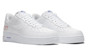 Nike Air Force 1 Low NBA Paris Game, sneaker Nike Air Force 1 Low inspirée du NBA Paris Game avec amorti Nike Air et finitions premium vue de 3/4 face. 