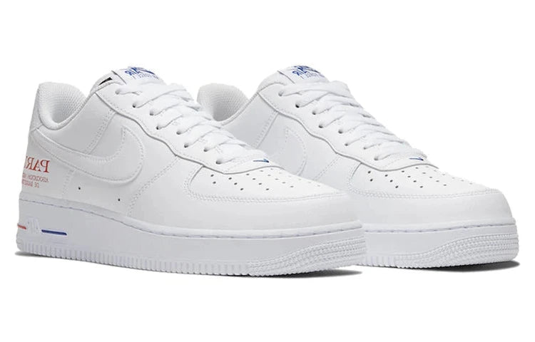 Nike Air Force 1 Low NBA Paris Game, sneaker Nike Air Force 1 Low inspirée du NBA Paris Game avec amorti Nike Air et finitions premium vue de 3/4 face. 
