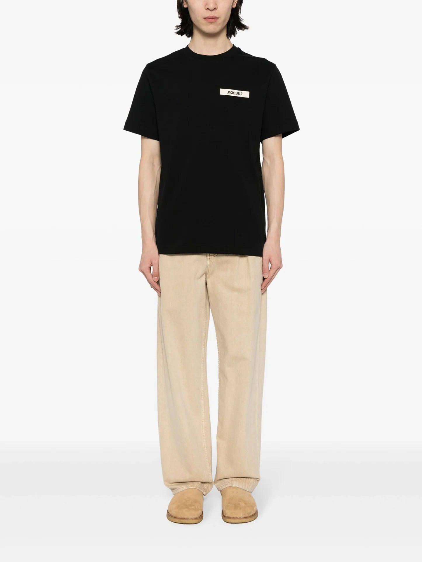 Jacquemus Le T-shirt Gros Grain Black, tee-shirt en coton noir premium, avec bande Gros Grain ton sur ton sur la poitrine, coupe ample wide cut, col rond en bord-côte et coutures renforcées.