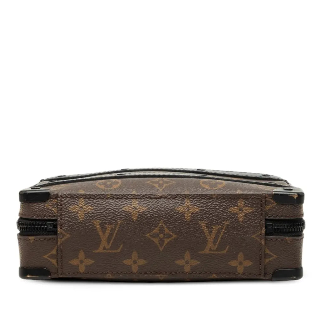 Louis Vuitton Handle Soft Trunk Monogram Macassar Brown, sac Louis Vuitton rectangulaire en toile Monogram marron avec finitions noires, poignée supérieure et bandoulière.