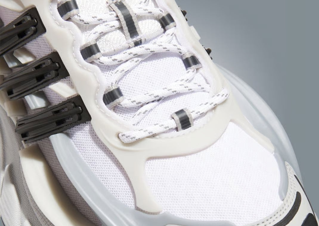 Sneakers adidas Adistar Jellyfish Pharrell Williams en Solid Grey et Black avec mesh respirant et amorti Adistar réactif.