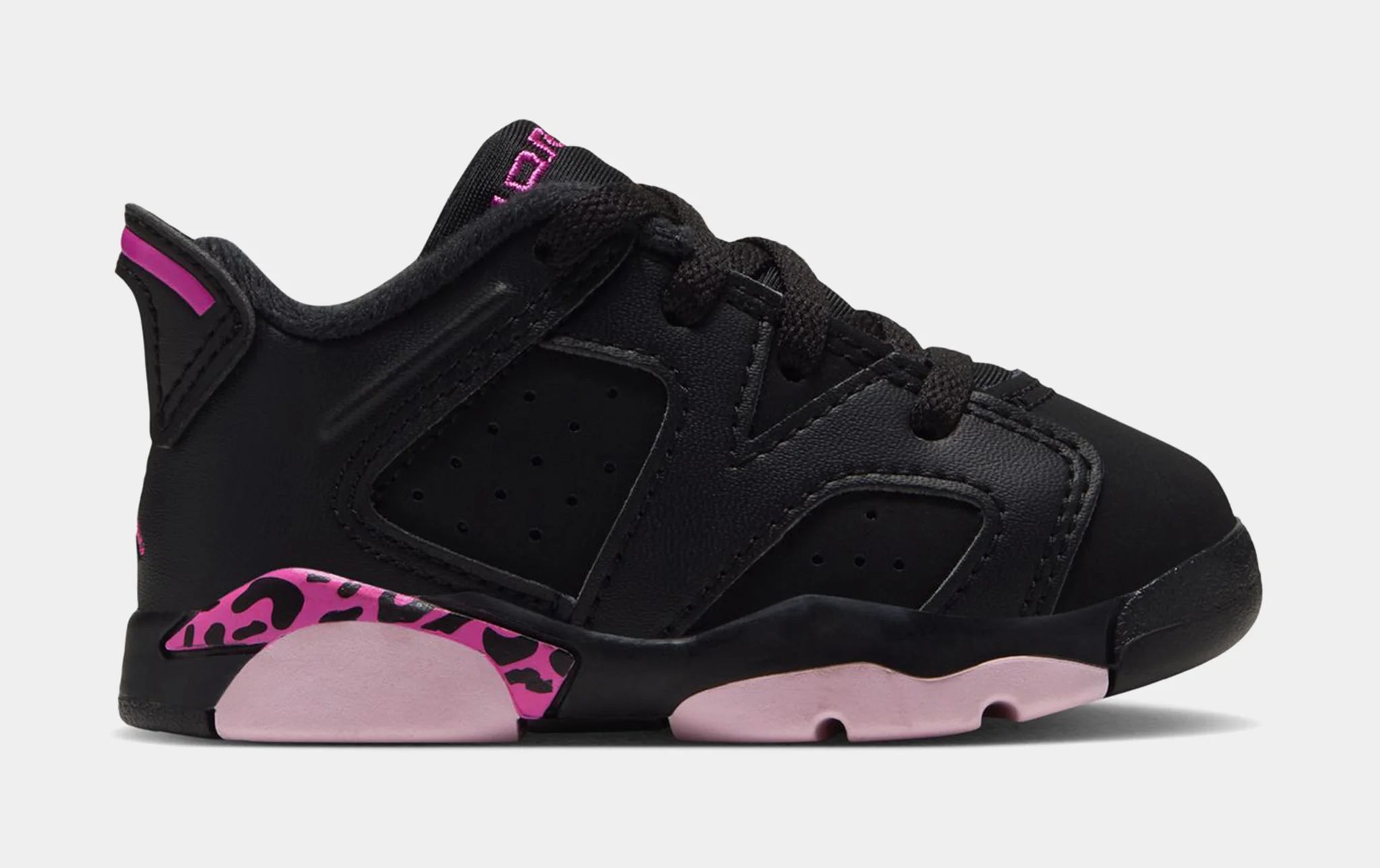 Air Jordan 6 Retro Low Black Fierce Pink (TD) IQ5607-001 en cuir noir avec accents Fierce Pink, boucle talon et semelle caoutchouc.