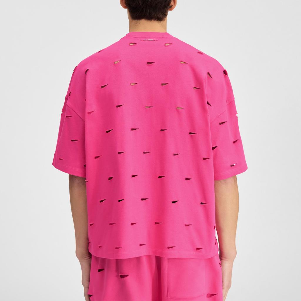 Jacquemus x Nike Le Swoosh T-shirt Dark Pink à manches courtes, coloris rose foncé, col rond et détail Swoosh Nike revisité dans l'univers minimaliste de Jacquemus vu de dos porté. 