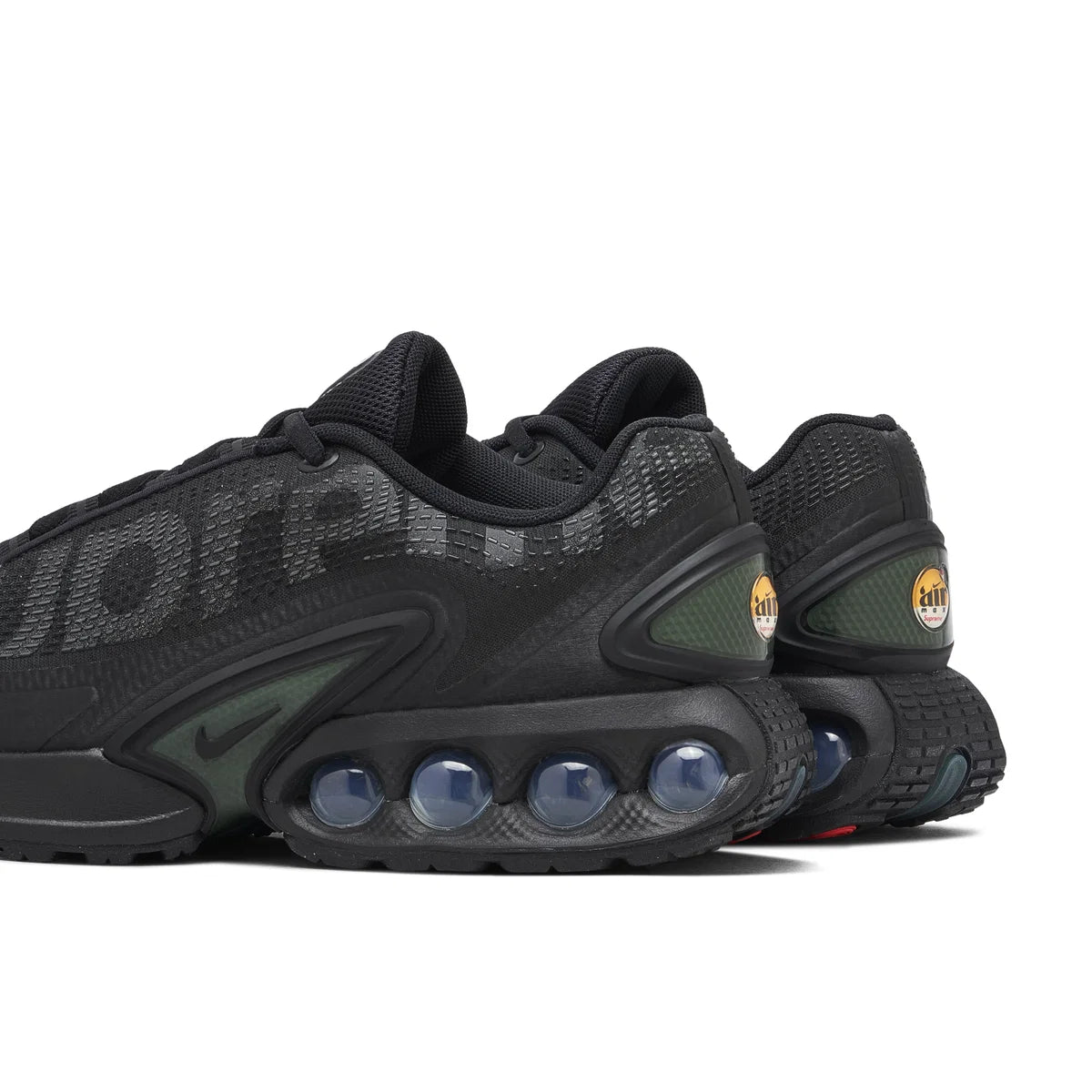 Nike Air Max Dn Supreme Black, sneaker noire issue de la collaboration Supreme x Nike avec semelle Dynamic Air et détails Supreme.
