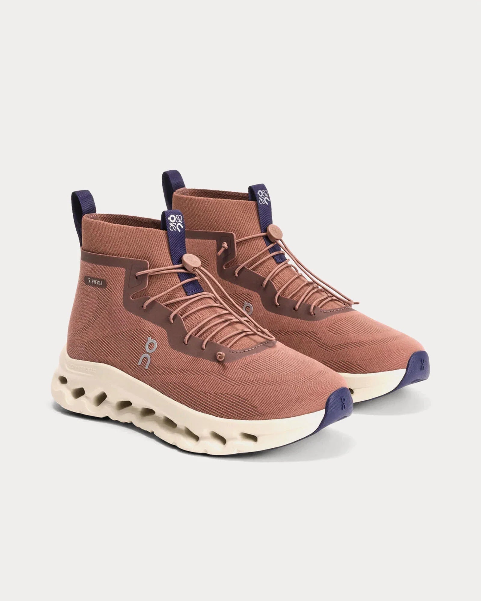 On Running Cloudtilt Hi LOEWE taupe beige et navy en mesh technique avec semelle CloudTec Phase premium. vue de 3/4