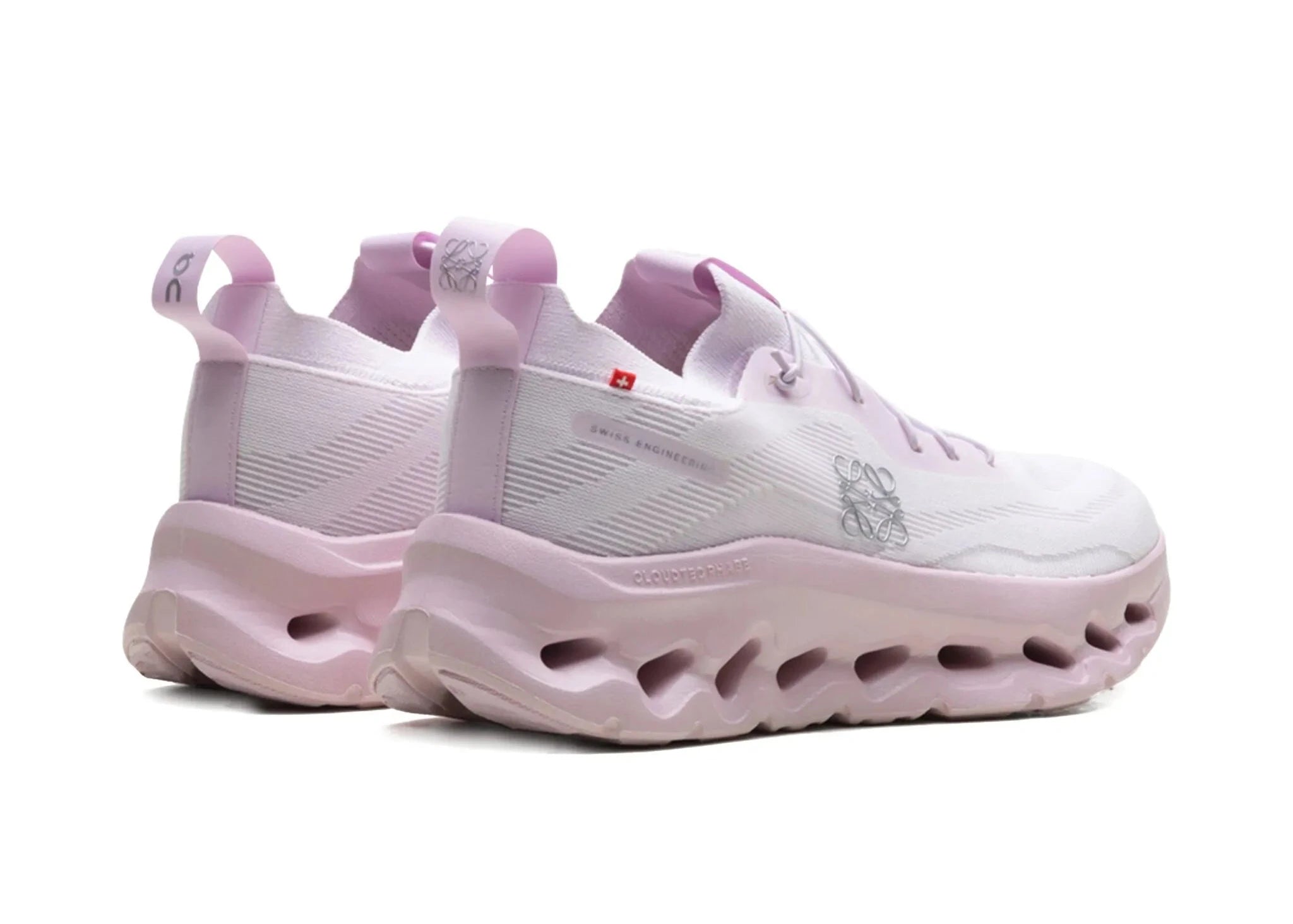 sneakers premium On Running Cloudtilt LOEWE rose pâle en mesh technique avec semelle CloudTec Phase et finitions luxe vue de 3/4 arrière. 