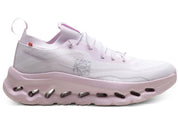 sneakers premium On Running Cloudtilt LOEWE rose pâle en mesh technique avec semelle CloudTec Phase et finitions luxe vue de profil. 