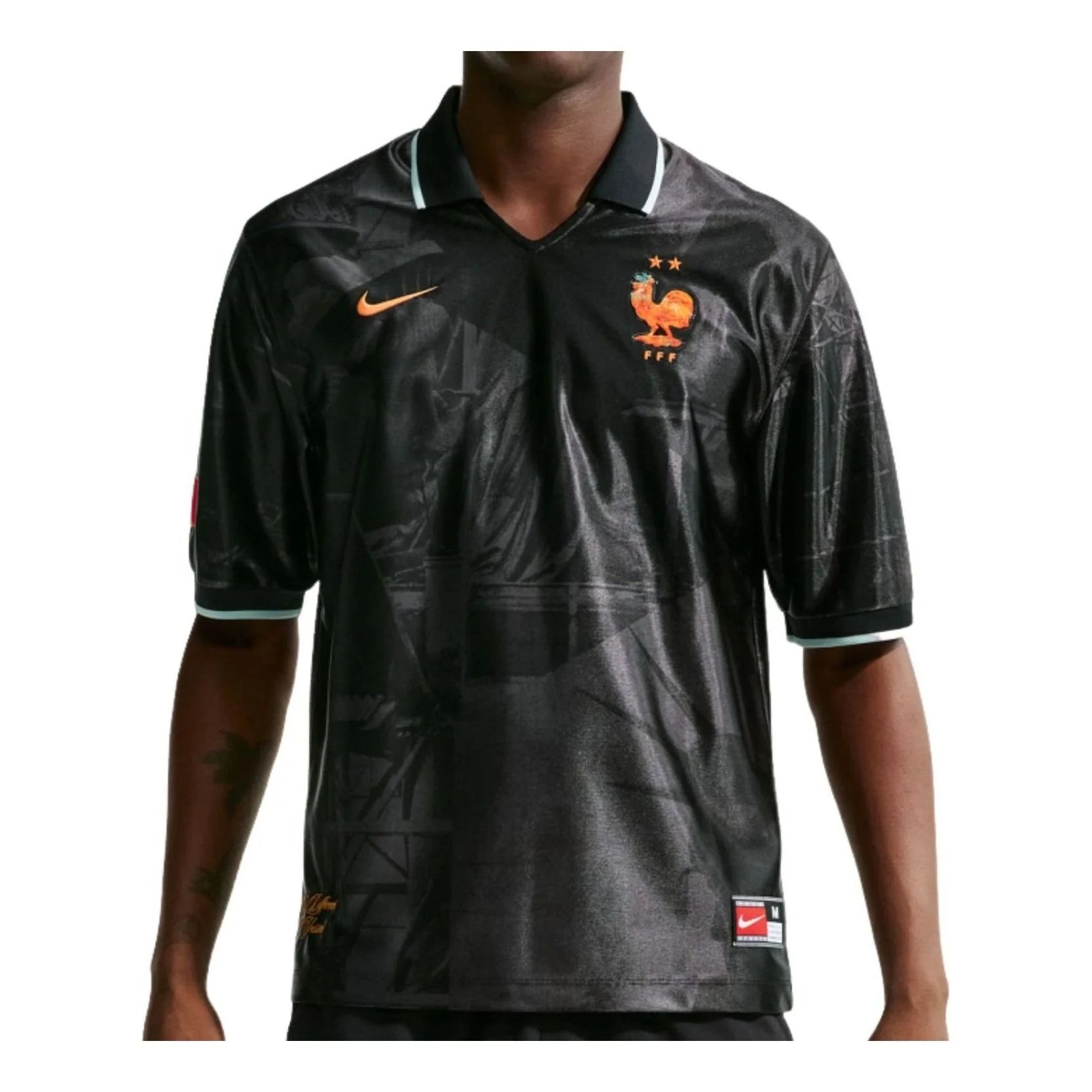 Nike France 2026 Dri-FIT Energy Top, haut Nike de l'Équipe de France avec technologie Dri-FIT, design rétro inspiré des années 90 et tissu respirant vu de face. 