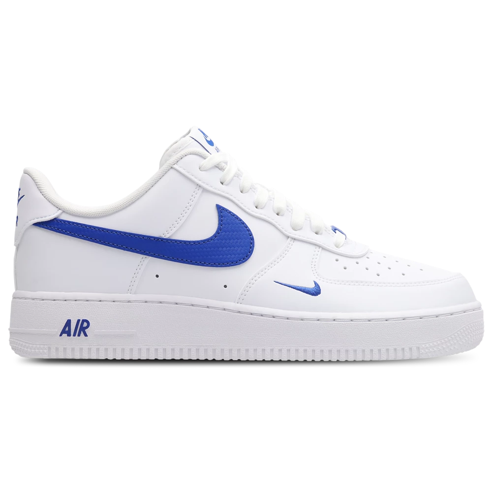 Nike Air Force 1 Low '07 Carbon Fiber Swoosh White Game Royal avec tige en cuir blanc, détails Game Royal, Swoosh effet fibre de carbone et semelle avec amorti Nike Air vue de profil. 