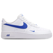 Nike Air Force 1 Low '07 Carbon Fiber Swoosh White Game Royal avec tige en cuir blanc, détails Game Royal, Swoosh effet fibre de carbone et semelle avec amorti Nike Air vue de profil. 