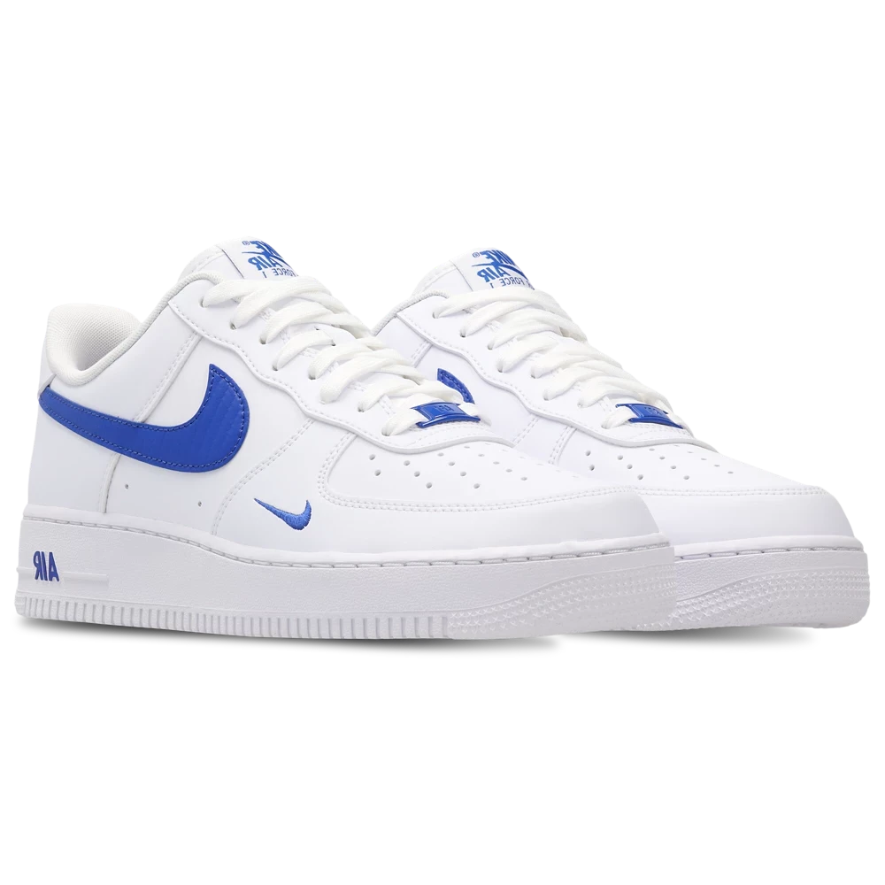 Nike Air Force 1 Low '07 Carbon Fiber Swoosh White Game Royal avec tige en cuir blanc, détails Game Royal, Swoosh effet fibre de carbone et semelle avec amorti Nike Air vue de 3/4 face. 