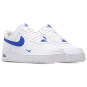 Nike Air Force 1 Low '07 Carbon Fiber Swoosh White Game Royal avec tige en cuir blanc, détails Game Royal, Swoosh effet fibre de carbone et semelle avec amorti Nike Air vue de 3/4 face. 