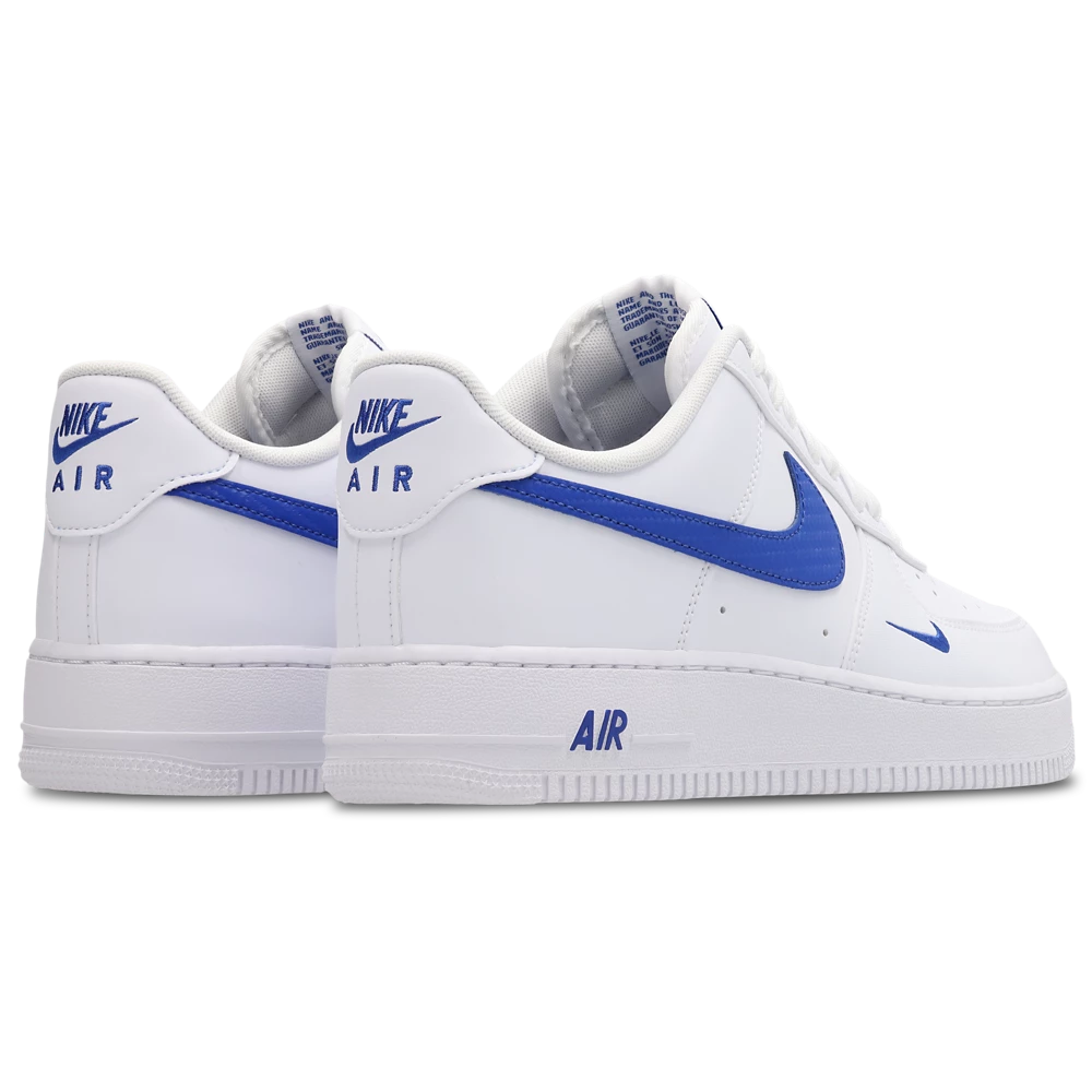 Nike Air Force 1 Low '07 Carbon Fiber Swoosh White Game Royal avec tige en cuir blanc, détails Game Royal, Swoosh effet fibre de carbone et semelle avec amorti Nike Air vue de 3/4 arrière. 