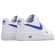 Nike Air Force 1 Low '07 Carbon Fiber Swoosh White Game Royal avec tige en cuir blanc, détails Game Royal, Swoosh effet fibre de carbone et semelle avec amorti Nike Air vue de 3/4 arrière. 