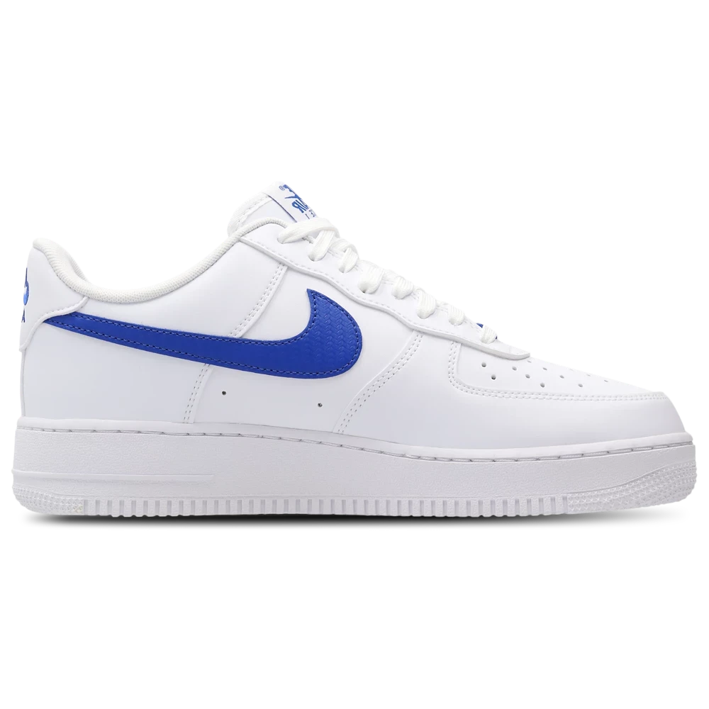 Nike Air Force 1 Low '07 Carbon Fiber Swoosh White Game Royal avec tige en cuir blanc, détails Game Royal, Swoosh effet fibre de carbone et semelle avec amorti Nike Air vue de profil intérieur. 