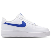 Nike Air Force 1 Low '07 Carbon Fiber Swoosh White Game Royal avec tige en cuir blanc, détails Game Royal, Swoosh effet fibre de carbone et semelle avec amorti Nike Air vue de profil intérieur. 