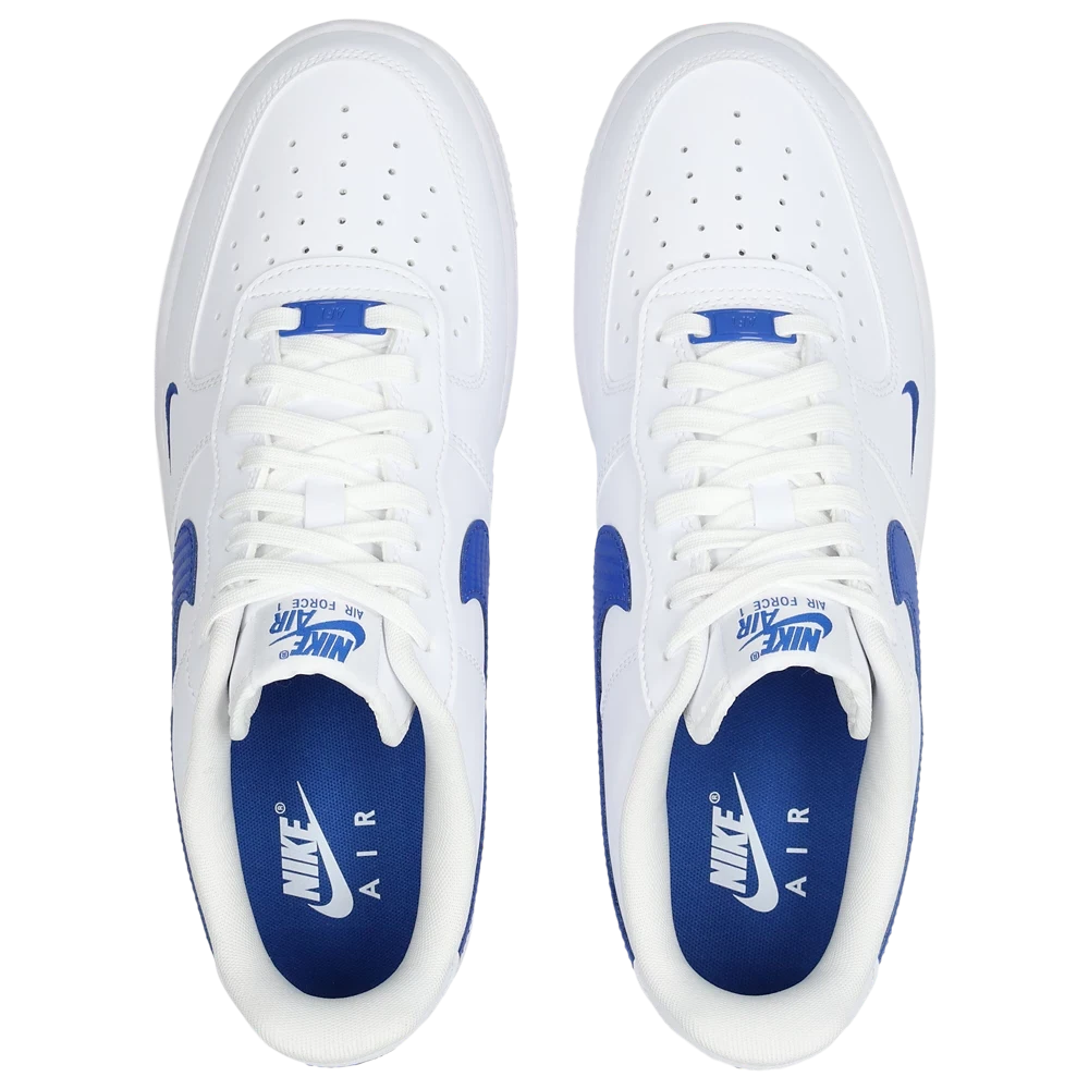 Nike Air Force 1 Low '07 Carbon Fiber Swoosh White Game Royal avec tige en cuir blanc, détails Game Royal, Swoosh effet fibre de carbone et semelle avec amorti Nike Air vue du dessus. 