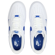 Nike Air Force 1 Low '07 Carbon Fiber Swoosh White Game Royal avec tige en cuir blanc, détails Game Royal, Swoosh effet fibre de carbone et semelle avec amorti Nike Air vue du dessus. 