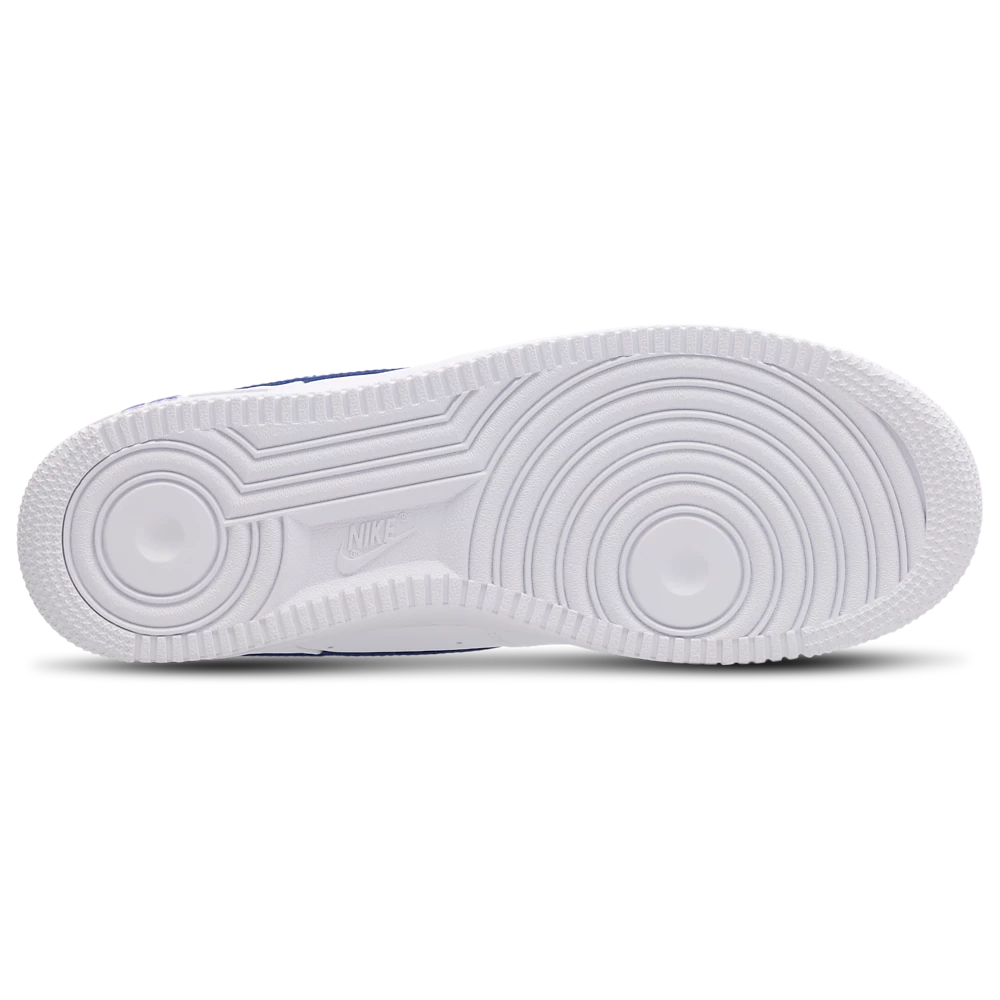 Nike Air Force 1 Low '07 Carbon Fiber Swoosh White Game Royal avec tige en cuir blanc, détails Game Royal, Swoosh effet fibre de carbone et semelle avec amorti Nike Air vue sur la semelle. 