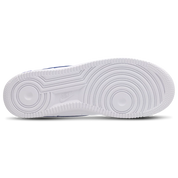 Nike Air Force 1 Low '07 Carbon Fiber Swoosh White Game Royal avec tige en cuir blanc, détails Game Royal, Swoosh effet fibre de carbone et semelle avec amorti Nike Air vue sur la semelle. 