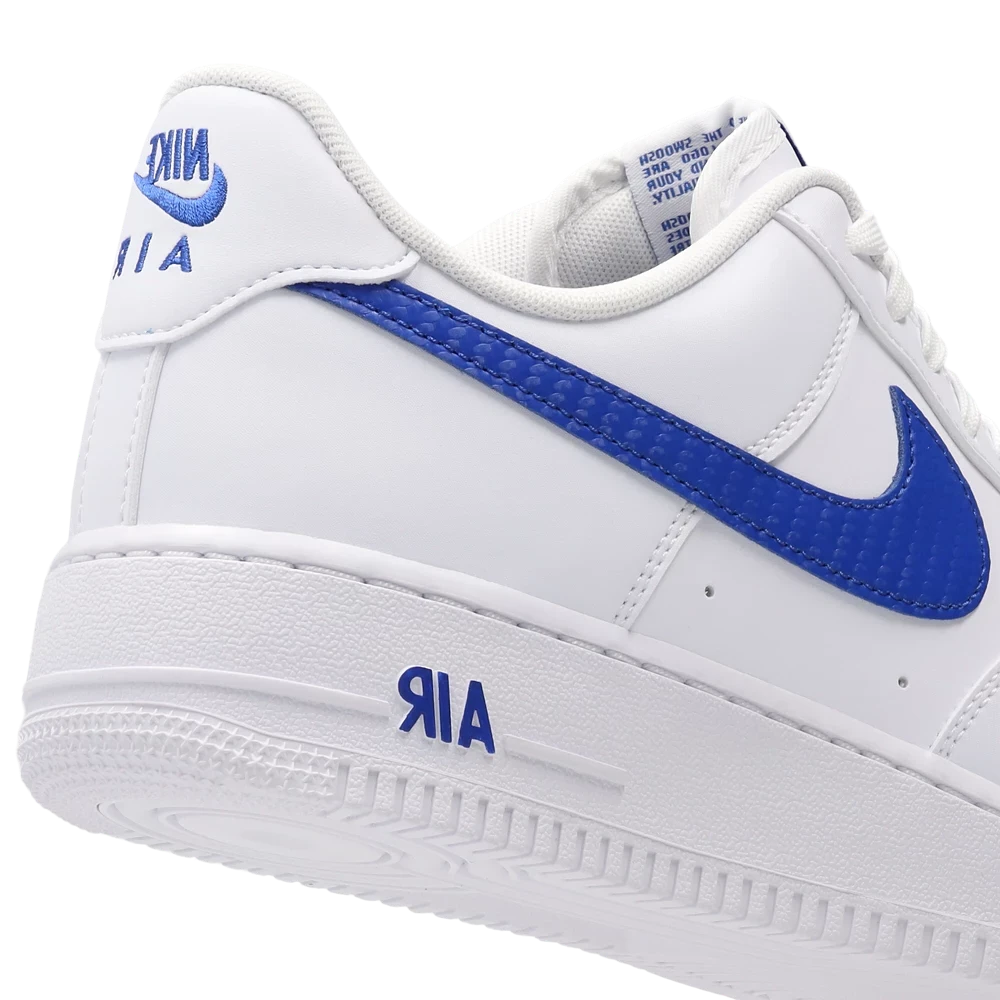 Vue zoomée sur les détails arrières de la Nike Air Force 1 Low '07 Carbon Fiber Swoosh White Game Royal avec tige en cuir blanc, détails Game Royal, Swoosh effet fibre de carbone et semelle avec amorti Nike Air.