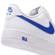 Vue zoomée sur les détails arrières de la Nike Air Force 1 Low '07 Carbon Fiber Swoosh White Game Royal avec tige en cuir blanc, détails Game Royal, Swoosh effet fibre de carbone et semelle avec amorti Nike Air.