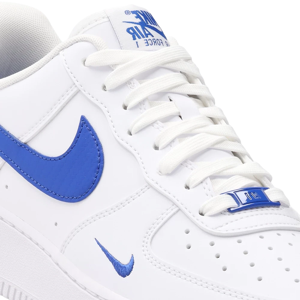 Vue zoomée sur les details latéraux de la Nike Air Force 1 Low '07 Carbon Fiber Swoosh White Game Royal avec tige en cuir blanc, détails Game Royal, Swoosh effet fibre de carbone et semelle avec amorti Nike Air. 