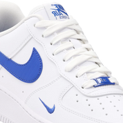 Vue zoomée sur les details latéraux de la Nike Air Force 1 Low '07 Carbon Fiber Swoosh White Game Royal avec tige en cuir blanc, détails Game Royal, Swoosh effet fibre de carbone et semelle avec amorti Nike Air. 