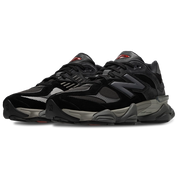 Image de la New Balance 9060 Black Castlerock Grey, sneaker noire et grise en mesh et suède avec semelle épaisse sculptée et technologies ABZORB et SBS. (vue de 3/4)