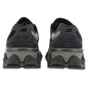 Image de la New Balance 9060 Black Castlerock Grey, sneaker noire et grise en mesh et suède avec semelle épaisse sculptée et technologies ABZORB et SBS. (vue de derrière)