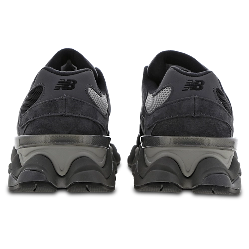 Image de la New Balance 9060 Black Castlerock Grey, sneaker noire et grise en mesh et suède avec semelle épaisse sculptée et technologies ABZORB et SBS. (vue de derrière)