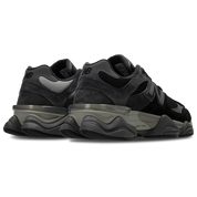 Image de la New Balance 9060 Black Castlerock Grey, sneaker noire et grise en mesh et suède avec semelle épaisse sculptée et technologies ABZORB et SBS. (vue de 3/4 arrière)