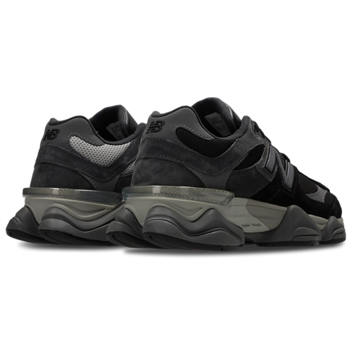 Image de la New Balance 9060 Black Castlerock Grey, sneaker noire et grise en mesh et suède avec semelle épaisse sculptée et technologies ABZORB et SBS. (vue de 3/4 arrière)