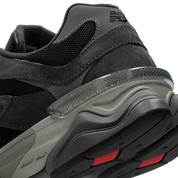 Image de la New Balance 9060 Black Castlerock Grey, sneaker noire et grise en mesh et suède avec semelle épaisse sculptée et technologies ABZORB et SBS. (zoom arrière de la chaussure)