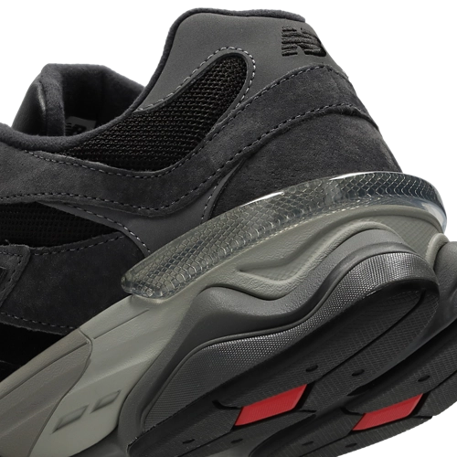Image de la New Balance 9060 Black Castlerock Grey, sneaker noire et grise en mesh et suède avec semelle épaisse sculptée et technologies ABZORB et SBS. (zoom arrière de la chaussure)