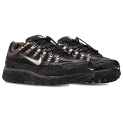 Nike P-6000 Black Dark Hazel noire et marron avec tige en mesh, empiècements en cuir, détails Metallic Silver et semelle rétro-running.
