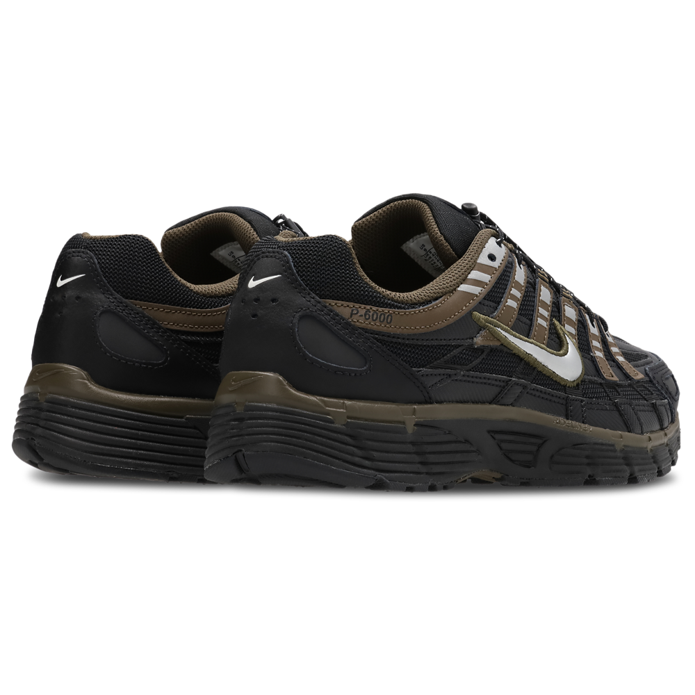 Nike P-6000 Black Dark Hazel noire et marron avec tige en mesh, empiècements en cuir, détails Metallic Silver et semelle rétro-running.
