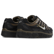 Nike P-6000 Black Dark Hazel noire et marron avec tige en mesh, empiècements en cuir, détails Metallic Silver et semelle rétro-running.