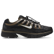 Nike P-6000 Black Dark Hazel noire et marron avec tige en mesh, empiècements en cuir, détails Metallic Silver et semelle rétro-running.
