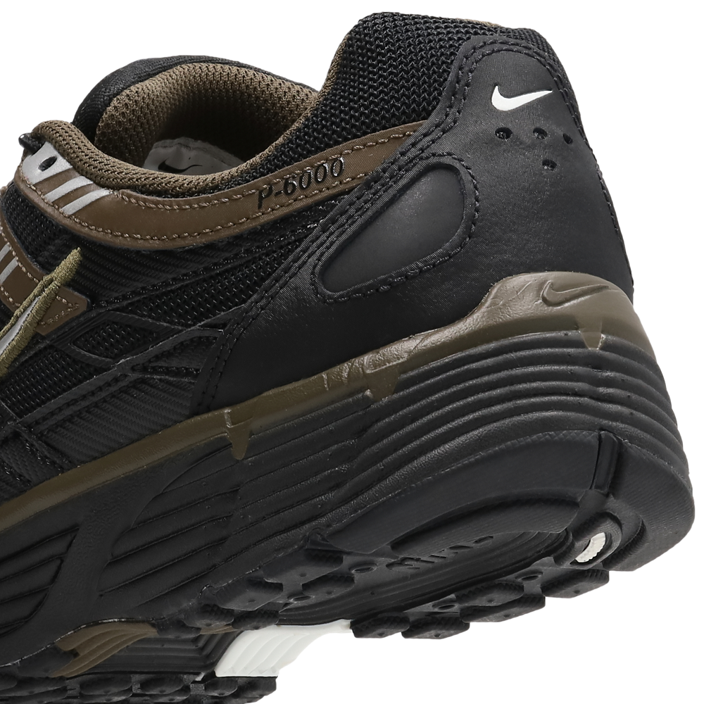 Nike P-6000 Black Dark Hazel noire et marron avec tige en mesh, empiècements en cuir, détails Metallic Silver et semelle rétro-running.