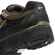 Nike P-6000 Black Dark Hazel noire et marron avec tige en mesh, empiècements en cuir, détails Metallic Silver et semelle rétro-running.