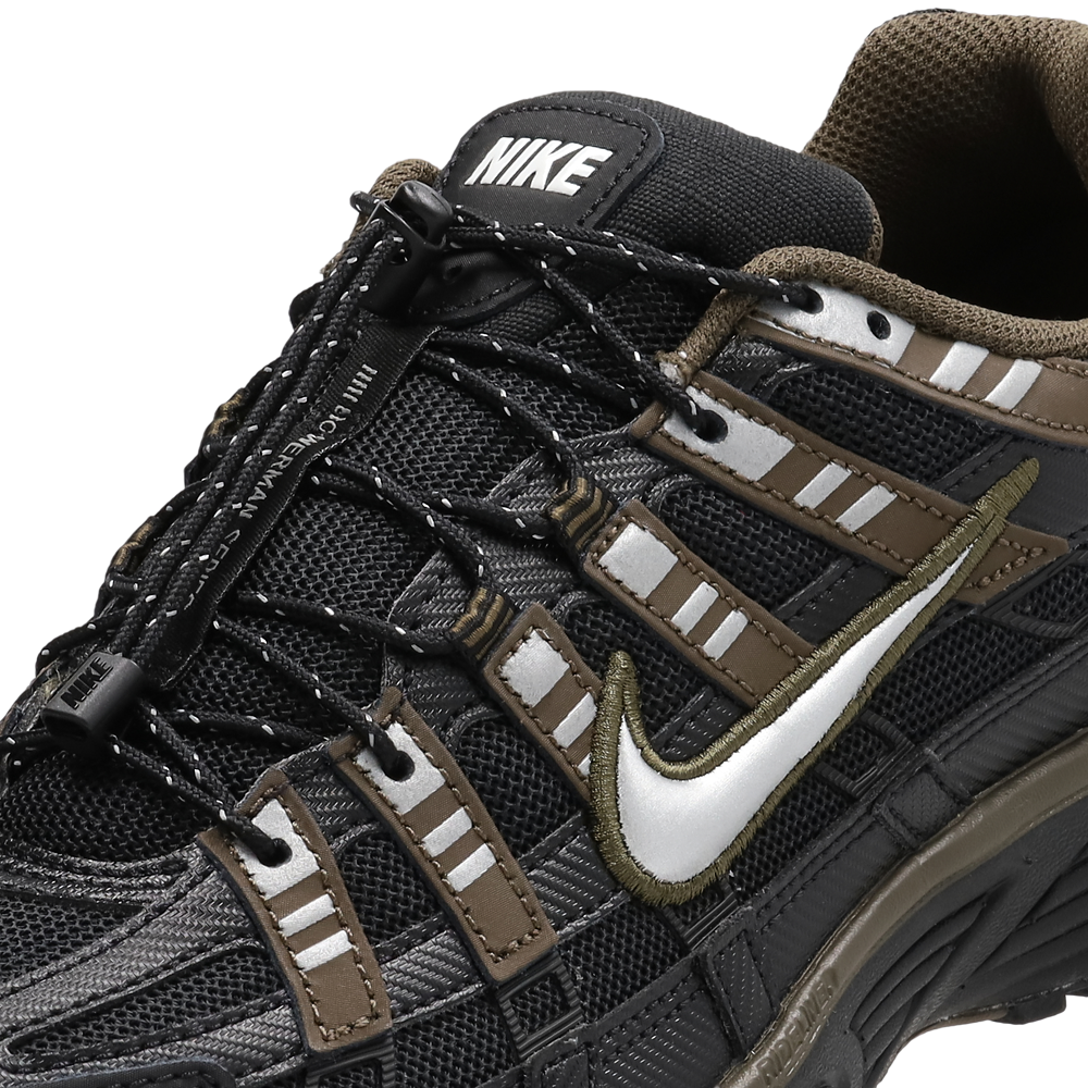 Nike P-6000 Black Dark Hazel noire et marron avec tige en mesh, empiècements en cuir, détails Metallic Silver et semelle rétro-running.