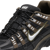 Nike P-6000 Black Dark Hazel noire et marron avec tige en mesh, empiècements en cuir, détails Metallic Silver et semelle rétro-running.