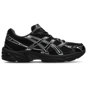 Image de l’ASICS GEL-1130 Black/Pure Silver – sneaker noire en mesh et cuir synthétique avec détails argentés métallisés, insert GEL® visible au talon. (vue de profil)