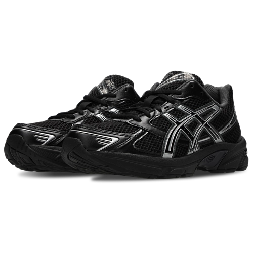 Image de l’ASICS GEL-1130 Black/Pure Silver – sneaker noire en mesh et cuir synthétique avec détails argentés métallisés, insert GEL® visible au talon. (vue de 3/4)