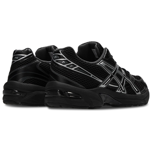 Image de l’ASICS GEL-1130 Black/Pure Silver – sneaker noire en mesh et cuir synthétique avec détails argentés métallisés, insert GEL® visible au talon. (vue de 3/4 arrière)