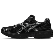 Image de l’ASICS GEL-1130 Black/Pure Silver – sneaker noire en mesh et cuir synthétique avec détails argentés métallisés, insert GEL® visible au talon. (vue de profil intérieur)