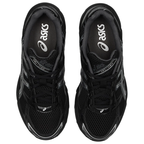 Image de l’ASICS GEL-1130 Black/Pure Silver – sneaker noire en mesh et cuir synthétique avec détails argentés métallisés, insert GEL® visible au talon. (vue de dessus)