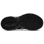 Image de l’ASICS GEL-1130 Black/Pure Silver – sneaker noire en mesh et cuir synthétique avec détails argentés métallisés, insert GEL® visible au talon. (vue semelle)